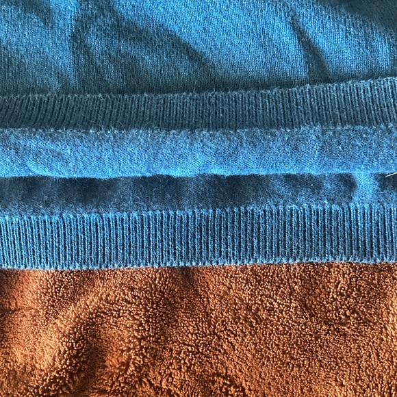 Tommy V-Neck Women’s Sweater - Picture 5 of 8